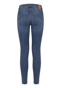 Tīra smalkā piegriezuma džinsi tumši zila denima, ar gludu tekstūru, piecu kabatu dizainu un zīmola ādas uzšuvi jostasvietā.