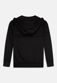 Sudadera negra de manga larga vista desde atrás, con un dobladillo y puños ajustados, que presenta un diseño liso sin logotipos ni patrones visibles.