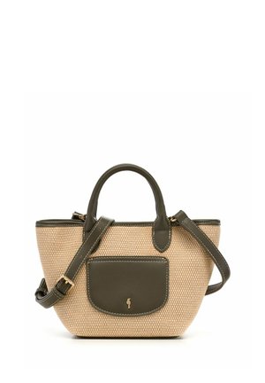 Beżowa ręcznie noszona i na ramię pleciona torba z ciemnozielonymi skórzanymi rączkami, przednią kieszenią i regulowanym paskiem ze złotą klamrą.