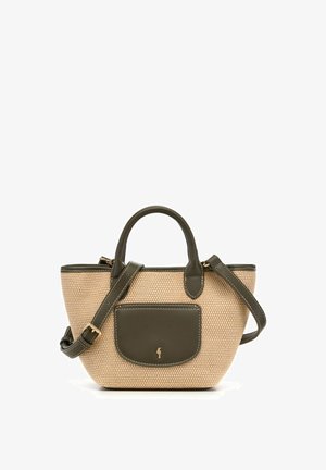 Beżowa ręcznie noszona i na ramię pleciona torba z ciemnozielonymi skórzanymi rączkami, przednią kieszenią i regulowanym paskiem ze złotą klamrą.