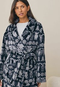 Mörkblå fleece morgonrock med knytbälte, prydd med vita djur- och snöflingemönster, långa ärmar och sjalkrage.