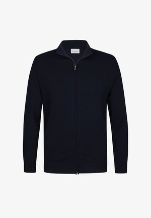 Marineblauwe ritscardigan, gemaakt van zachte breimateriaal. Heeft een hoge kraag en ribbelmanchetten met een gladde textuur. Eenvoudig ontwerp.