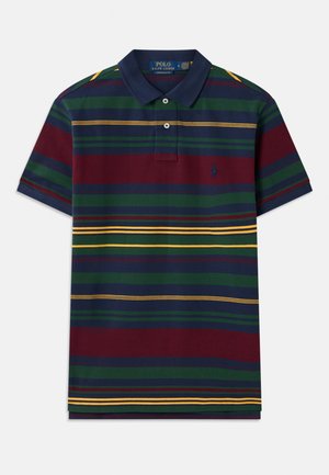 Polo rayé en bordeaux, marine, vert et jaune. Présente un col classique, une patte de boutonnage et un logo brodé sur la poitrine.