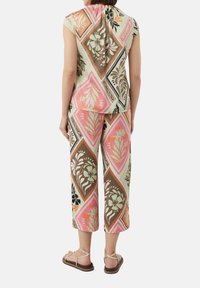 Bluse mit floralem Muster und kurzen Ärmeln sowie weiten Hosen in Pastellfarben, aus leichtem Stoff und mit einem gebundenen Ausschnitt.