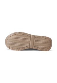 Semelle de chaussure en caoutchouc beige clair avec un motif en chevrons, présentant des bords surélevés et une section centrale lisse pour une meilleure adhérence et durabilité.