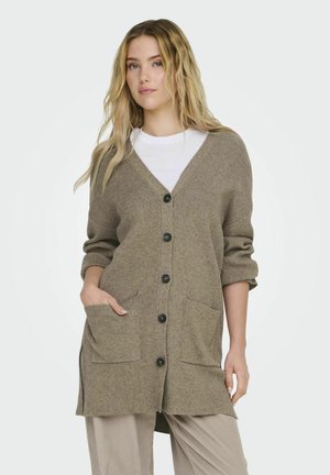 Cardigan lungo di colore verde oliva realizzato in morbido tessuto lavorato a maglia. Presenta un collo a V, chiusura con bottoni, due tasche frontali e maniche arrotolate.
