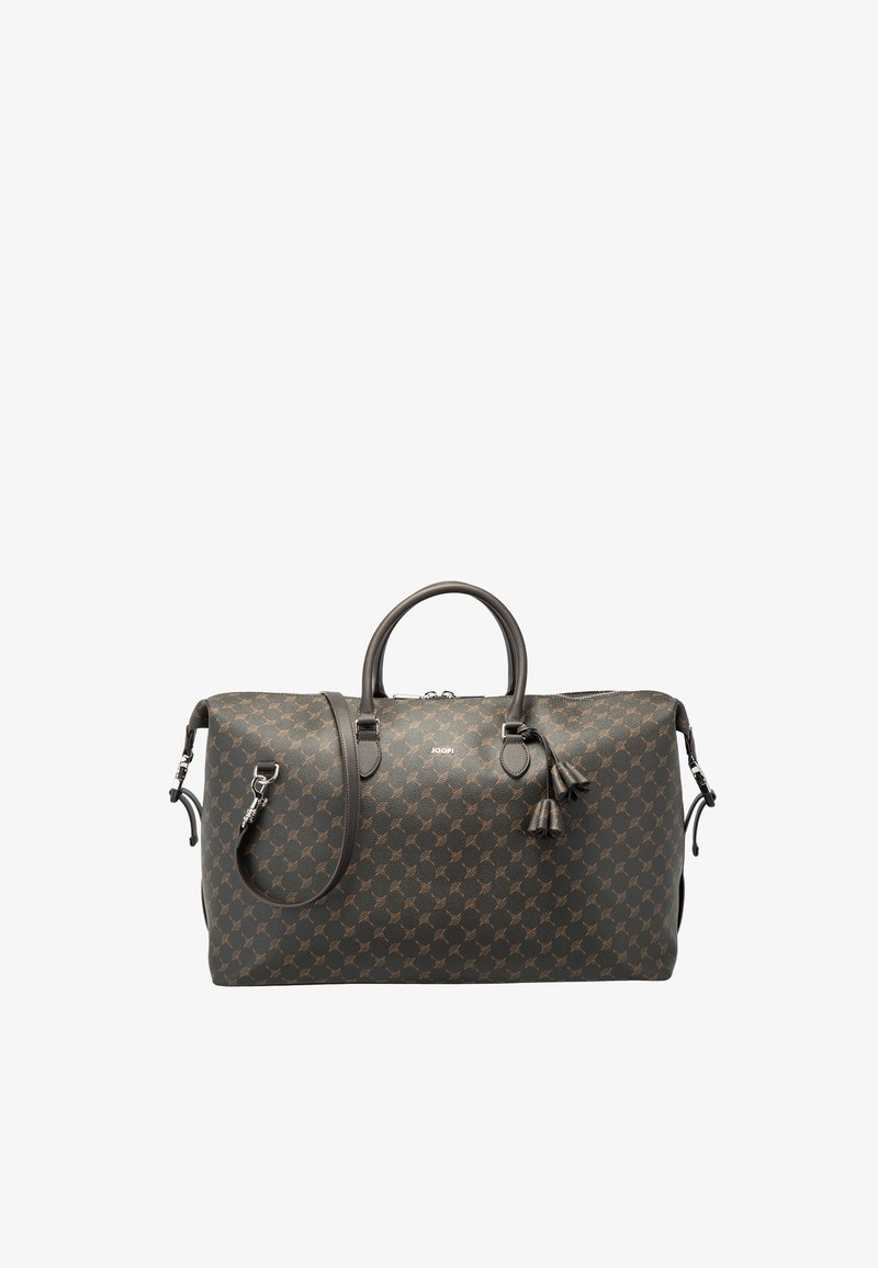 Bolsa de viaje marrón con estampado, hecha de material sintético liso. Cuenta con dos asas, correa de hombro desmontable y borlas decorativas.