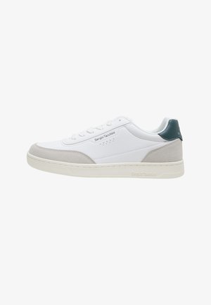 Zapatilla blanca de corte bajo con detalles en ante gris, lengüeta trasera verde, diseño con cordones y la marca "Sergio Tacchini" en el lateral y la suela.