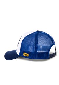 Casquette trucker bleue et blanche avec un devant bleu uni, un dos en mesh, et un patch jaune affichant le logo "Von Dutch". Design de visière courbée.