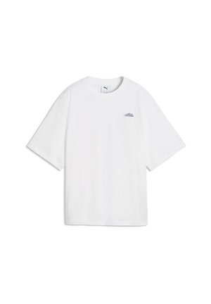 Hvid T-shirt med korte ærmer med en lille sneaker-grafik på venstre bryst og rund halsudskæring.