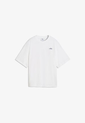 Hvid T-shirt med korte ærmer med en lille sneaker-grafik på venstre bryst og rund halsudskæring.