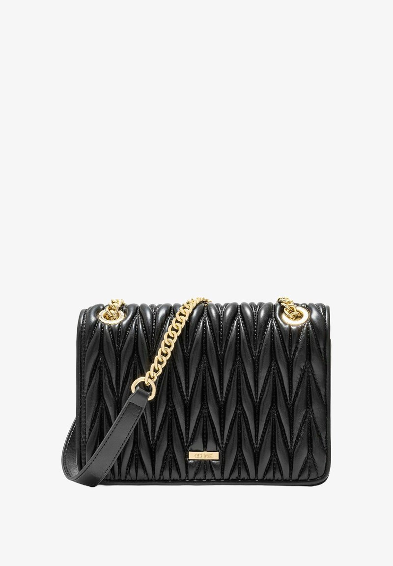 Czarna pikowana torebka na ramię z teksturowym wzorem, złotym łańcuszkiem i skórzanym materiałem o delikatnym połysku. Akcenty z metalowymi detalami podkreślają charakter torebki.