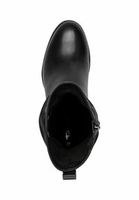 Bocanci din piele neagră, cu un aspect neted, vârf rotund, căptușeală interioară și închidere cu fermoar pe lateral. Include o bandă de tragere la călcâi.