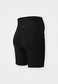 Czarne szorty Nike z wysokim stanem, wykonane z elastycznego materiału, z małym logo z przodu, zaprojektowane do aktywności fizycznej.