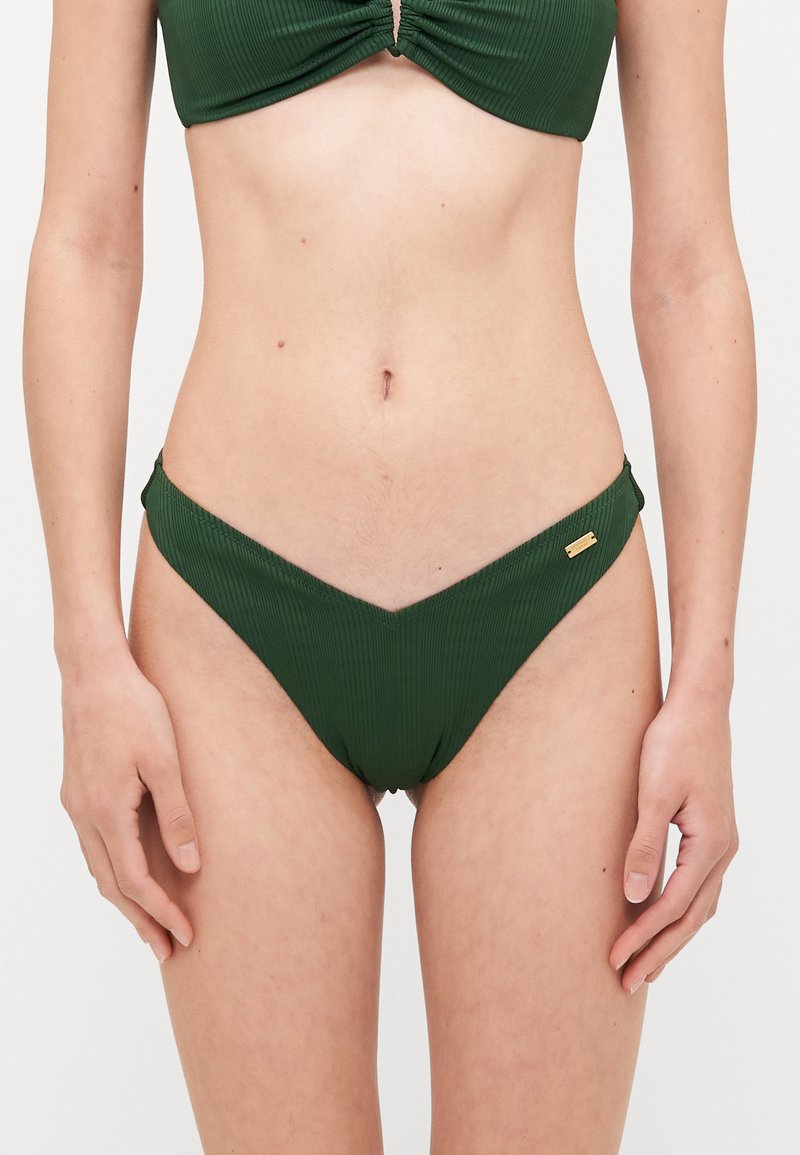 Gröna räfflade bikinitrosor med V-formad skärning, med sidodekorationer och en liten guldslogo. Slät, elastisk tyg.