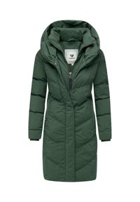 Grön vadderad lång kappa med stor huva, dragkedjestängning och sidofickor. Har en quiltad struktur och åtsittande ärmslut för extra värme.