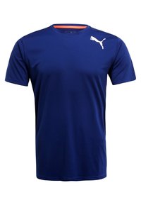 Tmavě modré sportovní tričko s krátkým rukávem vyrobené z hladkého, prodyšného materiálu, s bílým logem Puma na levé části hrudi a oranžovým akcentem v oblasti výstřihu.