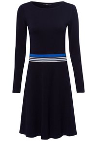 Stickad klänning i marinblått med långa ärmar, rund halsringning och en randig sektion i blått, vitt och grått runt midjan.