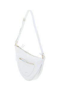 Sac à épaule en cuir blanc avec un design courbé, quincaillerie dorée, une poche zippée et une bandoulière réglable. Surface texturée avec un logo discret.