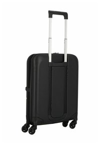 Valise noire à roulettes en plastique dur, dotée d'une poignée en métal extensible, de quatre roues pivotantes et d'un design épuré.