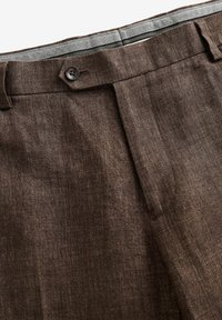 Braune Leinenhosen mit glatter Textur, ausgestattet mit einem einzigen Knopfverschluss und einem gestreiften Innenbund.