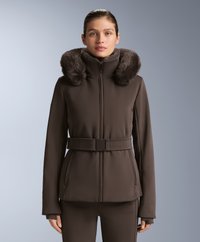 Hnedá zateplená bunda s umelým kožúškom na golieri, opaskom v páse, zapínaním na zips a bočnými vreckami. Vyrobená z hladkého, pružného materiálu.