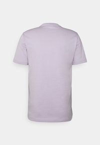 Camiseta de manga corta color lila con cuello redondo y textura suave, con un diseño sencillo y sin adornos en la parte trasera.