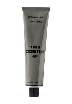 Tube der Musgo Real Rasiercreme mit schwarzem Deckel und grauer Verpackung, beschriftet mit "Creme para Barbear Essentials."