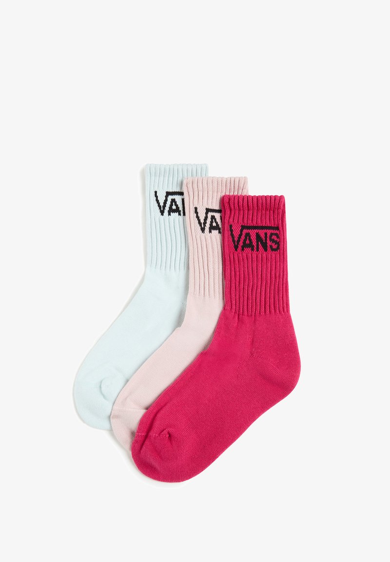 Zestaw trzech par prążkowanych skarpetek do kostek w jasnoniebieskim, różowym i intensywnie różowym kolorze. Każda z nich ma wyhaftowane na mankiecie logo Vans w czerni.