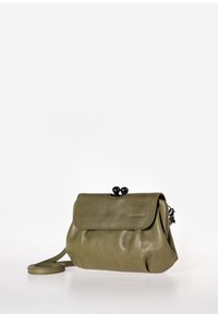 Clutch in pelle verde oliva con chiusura a patta e hardware sferico nero. Presenta una tracolla rimovibile e una finitura morbida e testurizzata.