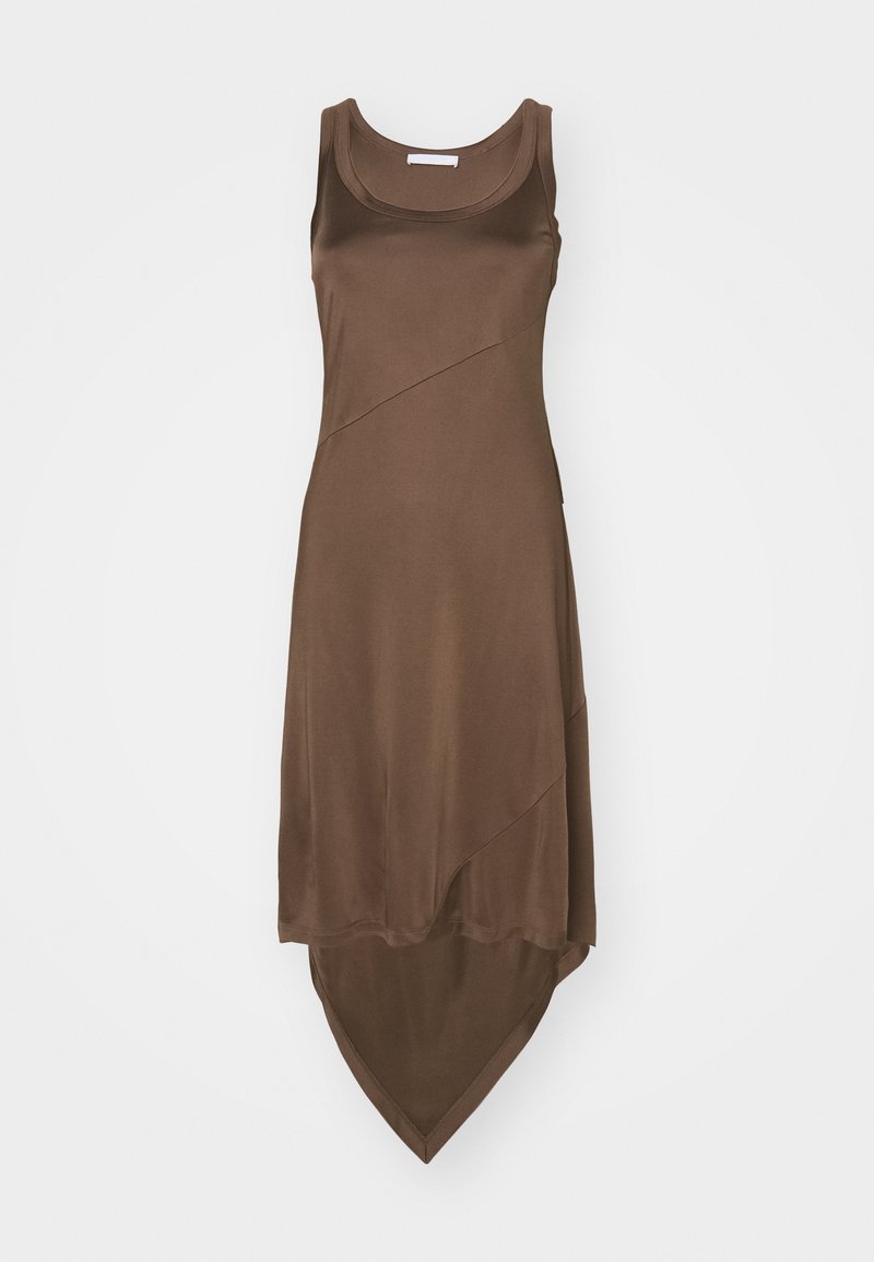 Brun udenærmet kjole med høj-lav kant, lavet af glat stof. Har skrå syning detaljer for ekstra design.