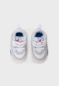 Baskets grises et blanches avec des accents bleus, dotées d'un col rembourré, en suède texturé et d'un logo rouge. Lacets blancs et semelle en caoutchouc.