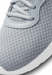 Nike Sportswear TANJUN - Zapatillas - wolf grey