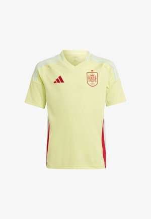 Geel sportshirt met rode accenten en Adidas-logo, met een v-halsontwerp en het emblematische Spanje-embleem op de borst. Drie strepen op de schouders.