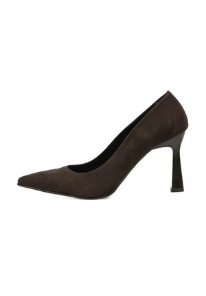 Zapato de tacón alto de ante marrón con punta afilada, diseño elegante y tacón geométrico delgado. Textura suave con minimalismo en los adornos.
