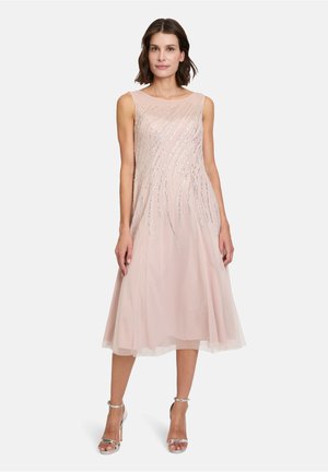 Ärmelloses, knielanges Kleid aus weichem rosa Stoff, verziert mit glitzernden silbernen Akzenten in einem wellenförmigen Muster. Leichter Tüll-Überwurf.