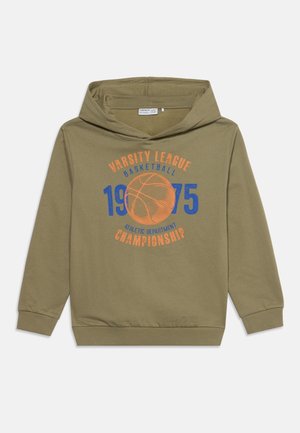 Sweat à capuche vert olive avec un motif de basket-ball et le texte "Varsity League Basketball 1975 Athletic Department Championship" en bleu et orange.