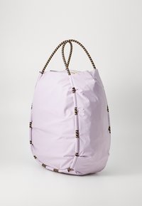 Lichtpaarse tote bag met een ronde vorm, voorzien van decoratieve bruine en gele touwhandvatten en een gladde, matte textuur.