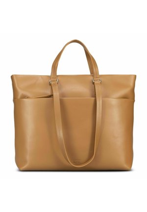 Bolsa tote de cuero marrón con doble asa superior, acabado liso, bolsillo frontal y logo en relieve cerca de la base.