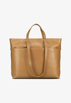 Sac cabas en cuir fauve avec doubles poignées supérieures, finition lisse, poche avant et logo embossé près de la base.