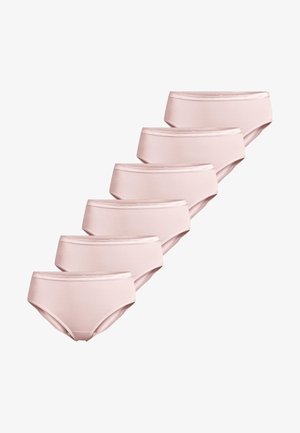 Sześć jasnoróżowych damskich bawełnianych majtek ułożonych w przesunięty stos na białym tle.