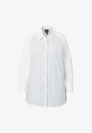 Bílá košile na knoflíky s dlouhými rukávy, zdobená vzorem malých černých teček na přední straně, hladké textury a klasickým límcem.
