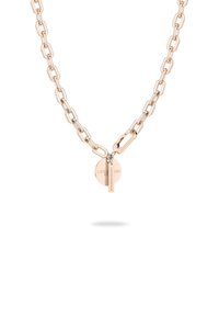 Rosen-guld kæde med forlængede led, udstyret med en cirkulær vedhæng og et vertikalt mærkat med indgraveret tekst. Glat, poleret overflade.