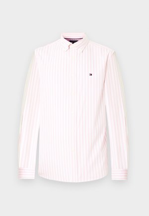 Hosszú ujjú, gombos ing, rózsaszín és fehér függőleges csíkokkal, gombos gallérral és kis logóval a bal mellrészen.