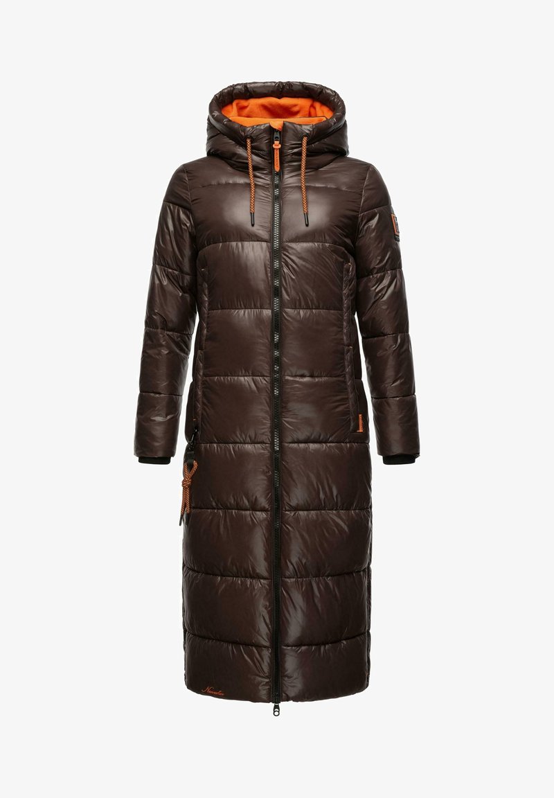 Cappotto invernale lungo, imbottito di colore marrone scuro con cappuccio, dotato di foderatura arancione, chiusura con zip e due tasche laterali. Include lacci e dettagli decorativi.