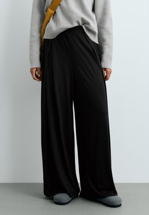 OYSHO, STRAIGHT-LEG WITH SIDE PLEAT - Trousers - black
