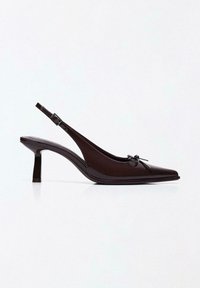 Escarpin slingback en cuir verni marron foncé, avec bout pointu, talon moyen et petit nœud décoratif à l'avant.