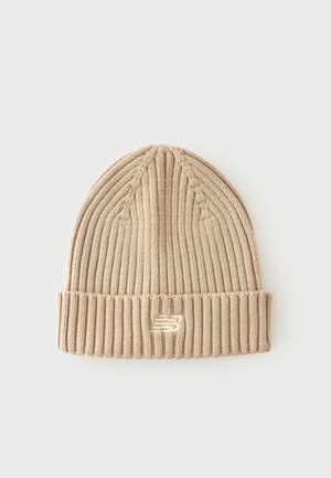 Bonnet en maille côtelée beige avec revers plié et logo New Balance brodé au centre devant.