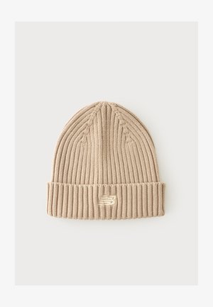 Beige ribstrikket hue med foldet kant og broderet New Balance-logo foran i midten.
