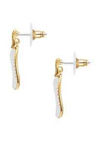 Pendientes en tono dorado con un diseño curvado que presenta acentos de perlas blancas, asegurados con un clásico cierre de clavo y trasera.